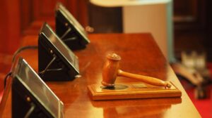 Condenan a profesor que ató a una silla y tapo la boca a un niño con autismo