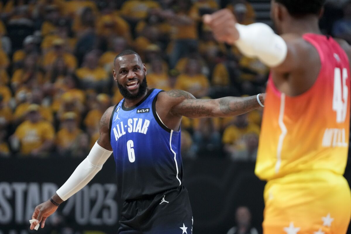 LeBron no se dio cuenta del micrófono y revelo cuándo se retirará
