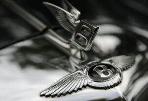 Arrestan a influencer de Miami acusada de usar fondos de ayuda de COVID para pagar un Bentley y cirugía estética 
