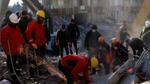 Rescatan con vida niño de 13 años en Turquía tras 182 horas atrapado entre escombros 