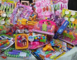 Sacerdote celebra día del Amor y la Amistad entregando regalos a niños de escasos recursos