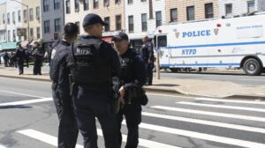 Al menos ocho heridos tras atropello múltiple al subirse un camión de mudanzas a una acera en Brooklyn 
