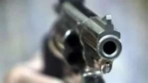  Militar realiza disparos al aire en una cancha en Jamao al Norte durante un evento    