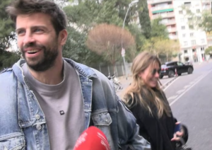 Clara Chía desata burlas tras chocar con póster mientras caminaba con Piqué