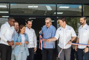 Presidente Abinader inaugura hospital y viviendas en la Romana