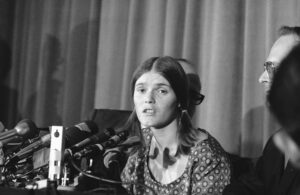 Muere Linda Kasabian, integrante de la secta criminal de Charles Manson y testimonio clave para su entrada en prisión 