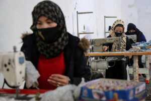 Mujeres afganas trabajan en una fábrica de alfombras en Kabul. EFE/EPA/SAMIULLAH POPAL