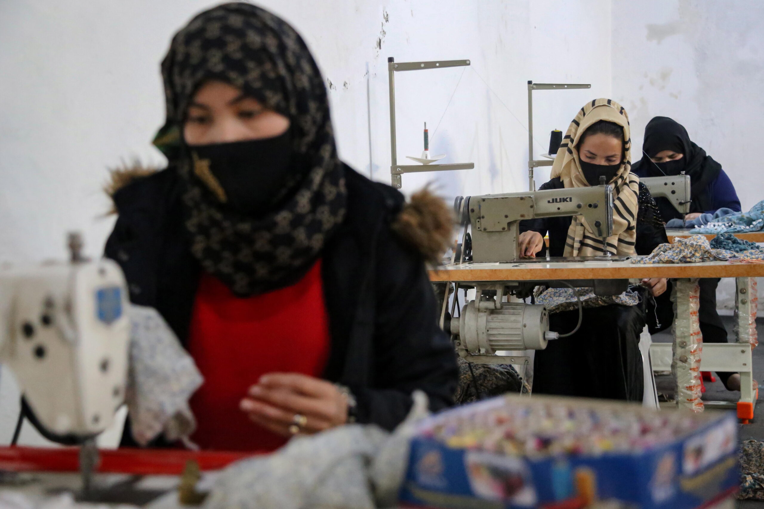 Desterradas de la sociedad, nuevas generaciones afganas luchan por subsistir