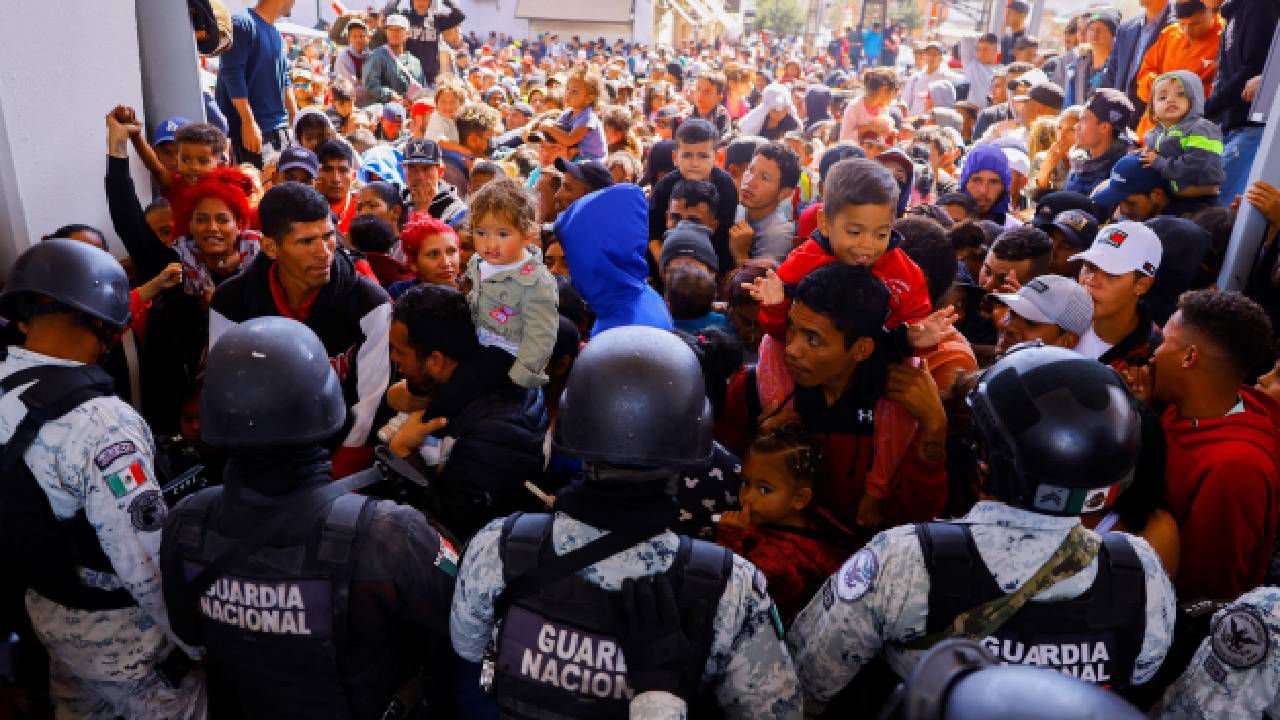 Migrantes intentaron cruzar en estampida a Estados Unidos