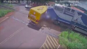 Autobús de un colegio de educación especial es embestido por tren 