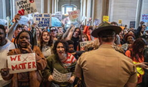 Manifestantes toman Capitolio de Tennessee para exigir prohibición de armas en Estados Unidos
