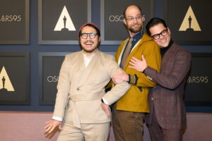 Fotografía de archivo, tomada el pasado 13 de febrero, en la que se registró a los cineastas estadounidenses Daniel Kwan (i) y Daniel Scheinert (c), junto al productor taiwanés-americano Jonathan Wang, durante un evento previo a la ceremonia 95 de los Premios Óscar, en Beverly Hills (California, EE.UU.). EFE/Allison Dinner