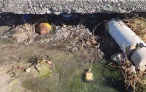 Denuncian derrame de aguas negras en playa de Boca Chica