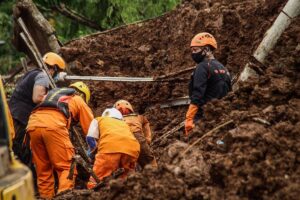 Ascienden a 30 los muertos por el corrimiento de tierra en Indonesia
