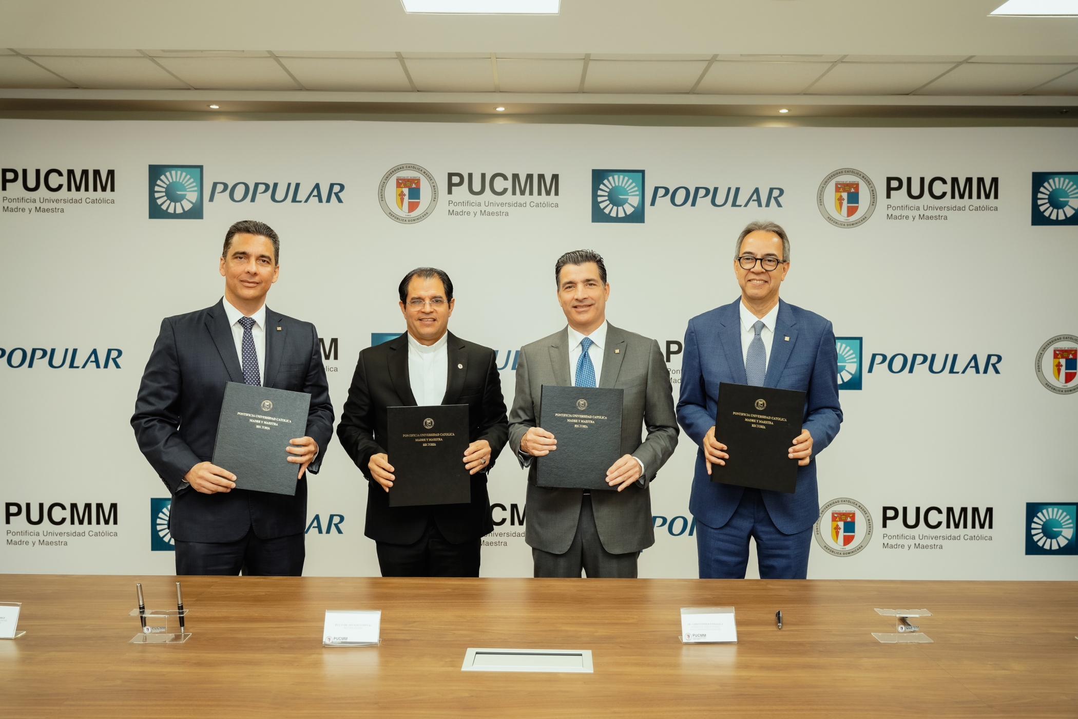 Popular y Pucmm realizan convenio para impartir educación financiera