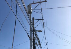 Piden retirar cable del tendido eléctrico que lleva 4 días dañado en Capotillo