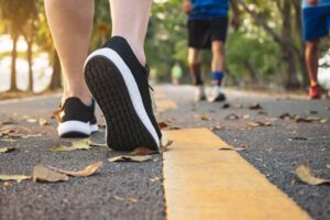 Caminatas de 11 minutos diarias reducen la muerte prematura