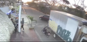 Cámaras de seguridad captan asalto en centro de diversión  