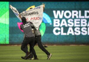 Cuatro detenidos por entrar al terreno en el partido entre Cuba y Estados Unidos

