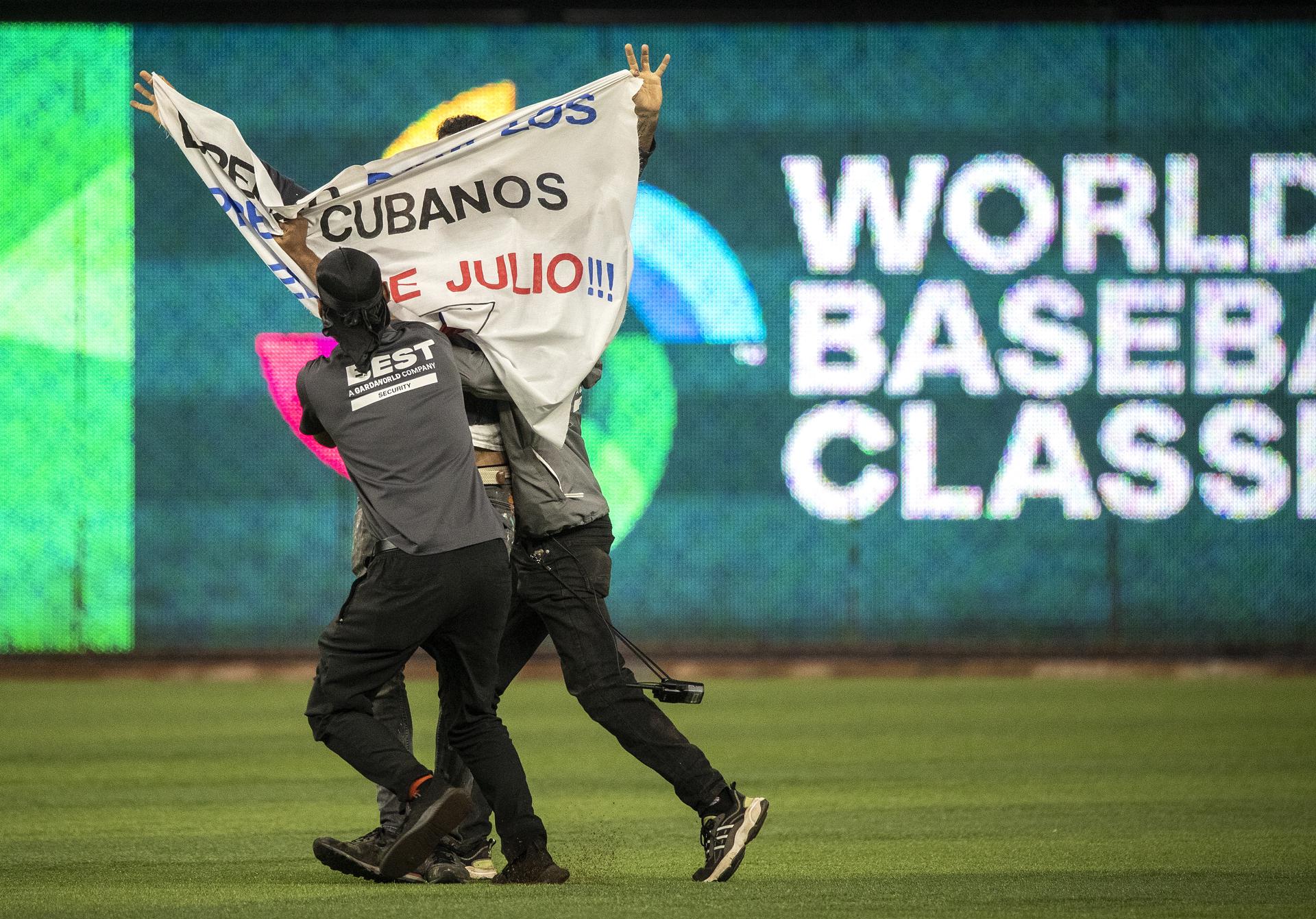 Cuatro detenidos por entrar al terreno en el partido entre Cuba y Estados Unidos