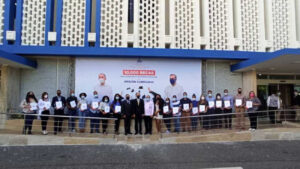 Anuncian convocatoria para entregar 10,000 becas 