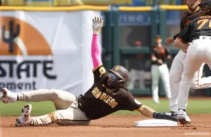Fernando Tatis debutó con un boleto y una base robada en su primer juego de pretemporada luego de 17 meses fuera de acción