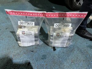 Frustran transacción de 10 paquetes presumiblemente cocaína; arrestan dos hombres