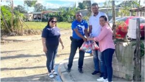 Gobernadora de Sánchez Ramírez reparte raciones alimenticias en Cotuí