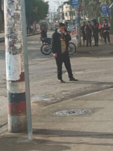 Hombre con explosivos atados a su cuerpo causa pánico en Ecuador

