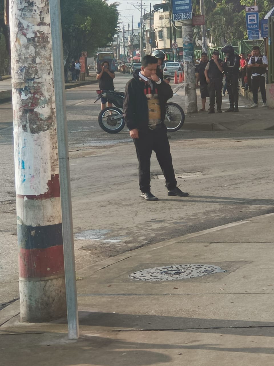 Hombre con explosivos atados a su cuerpo causa pánico en Ecuador