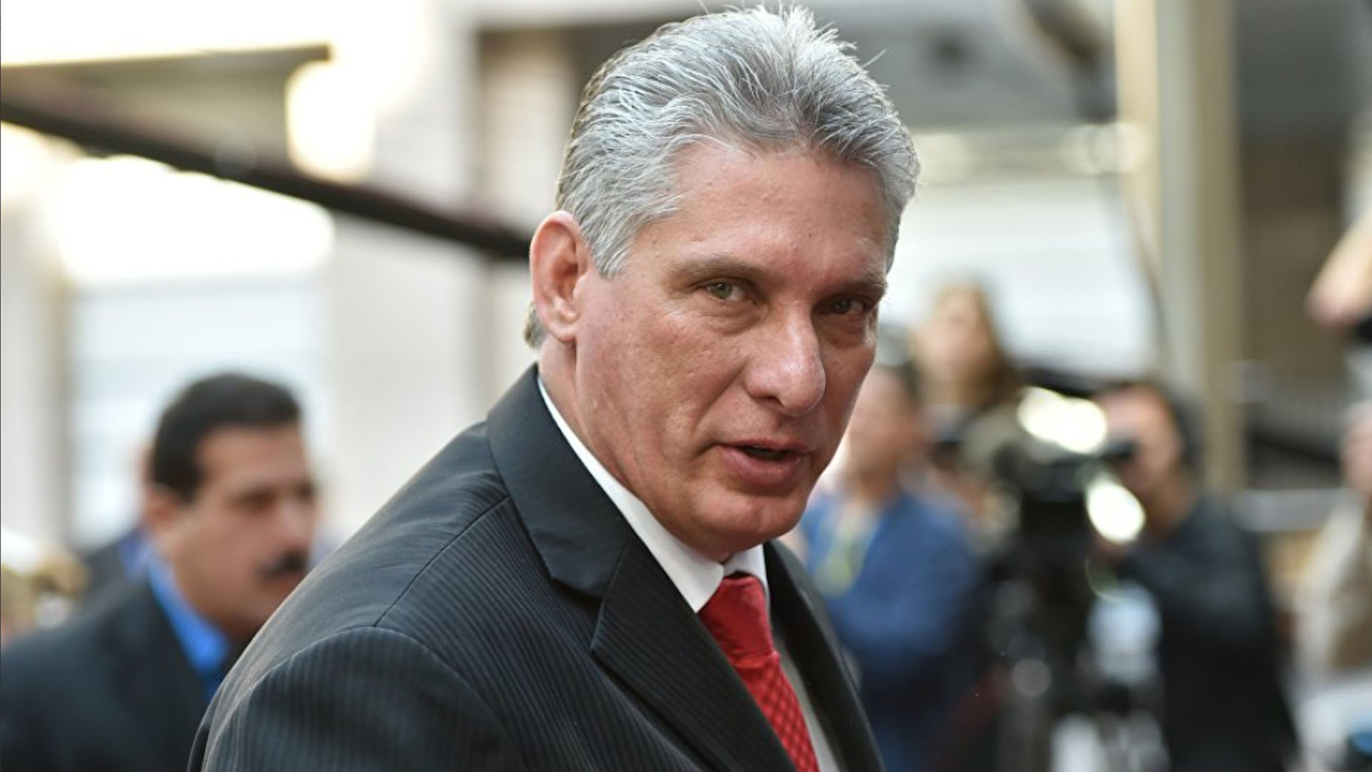 Presidente de Cuba corrige a ministra que niega la existencia de "mendigos" en la isla