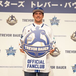 Presentan a Trevor Bauer en Japón