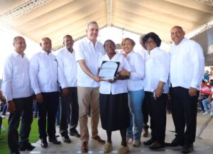 Presidente Abinader entrega 923 títulos de propiedad en Tamayo