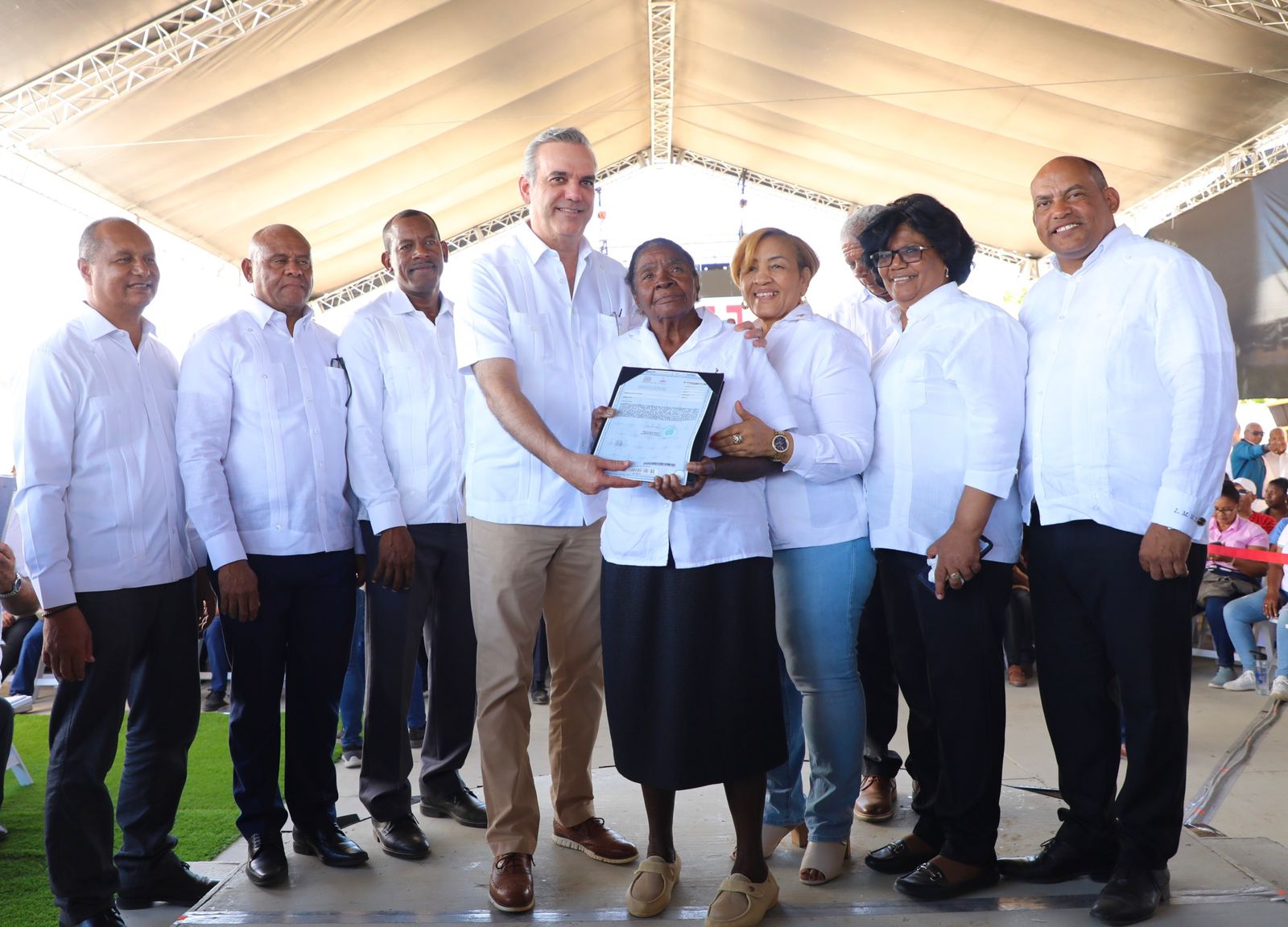 Presidente Abinader entrega 923 títulos de propiedad en Tamayo