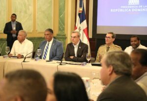 Presidente Abinader encabeza reunión con liderazgo político nacional