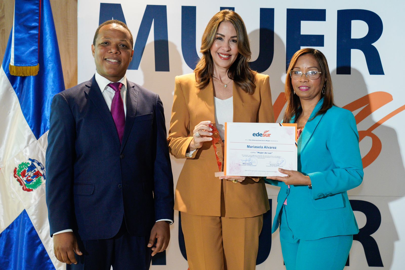 Edesur entrega reconocimiento "Mujer de luz"; entre galardonadas están Mariasela Álvarez y Katherine Motyka, de Jompéame