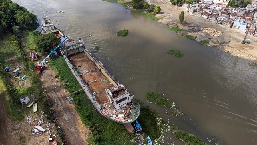 Medio Ambiente localiza nueve barcos hundidos en los ríos Ozama e Isabela