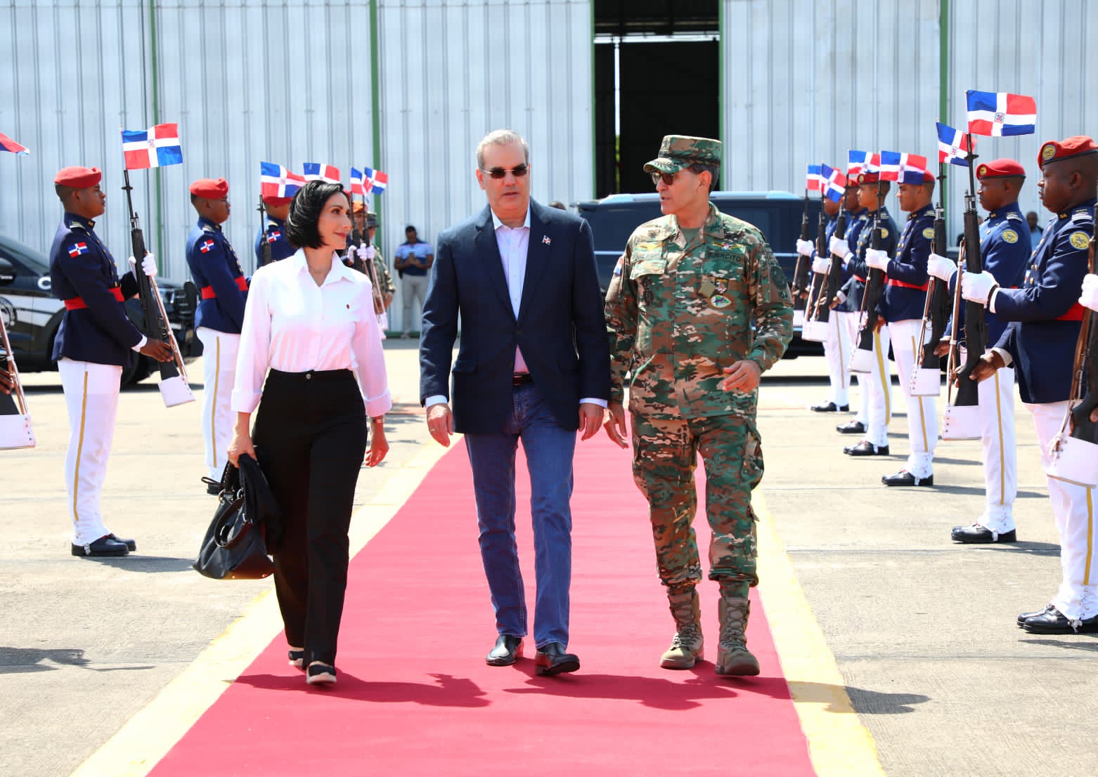 Abinader parte a Miami para realizar lanzamiento de primera bola en Clásico Mundial de Béisbol