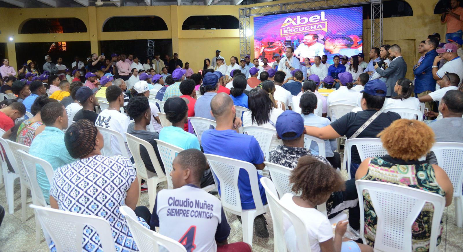 Abel Martínez realiza encuentro con comerciantes