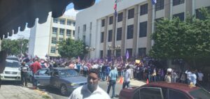 Militantes del PLD protestan frente al Palacio de Justicia y son disipados con bombas