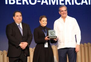 Entregan Premio Iberoamericano al Hospital Hugo Mendoza 
