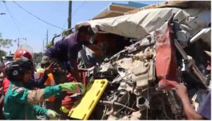 Identifican fallecidos tras aparatoso accidente  de camión en Nigua