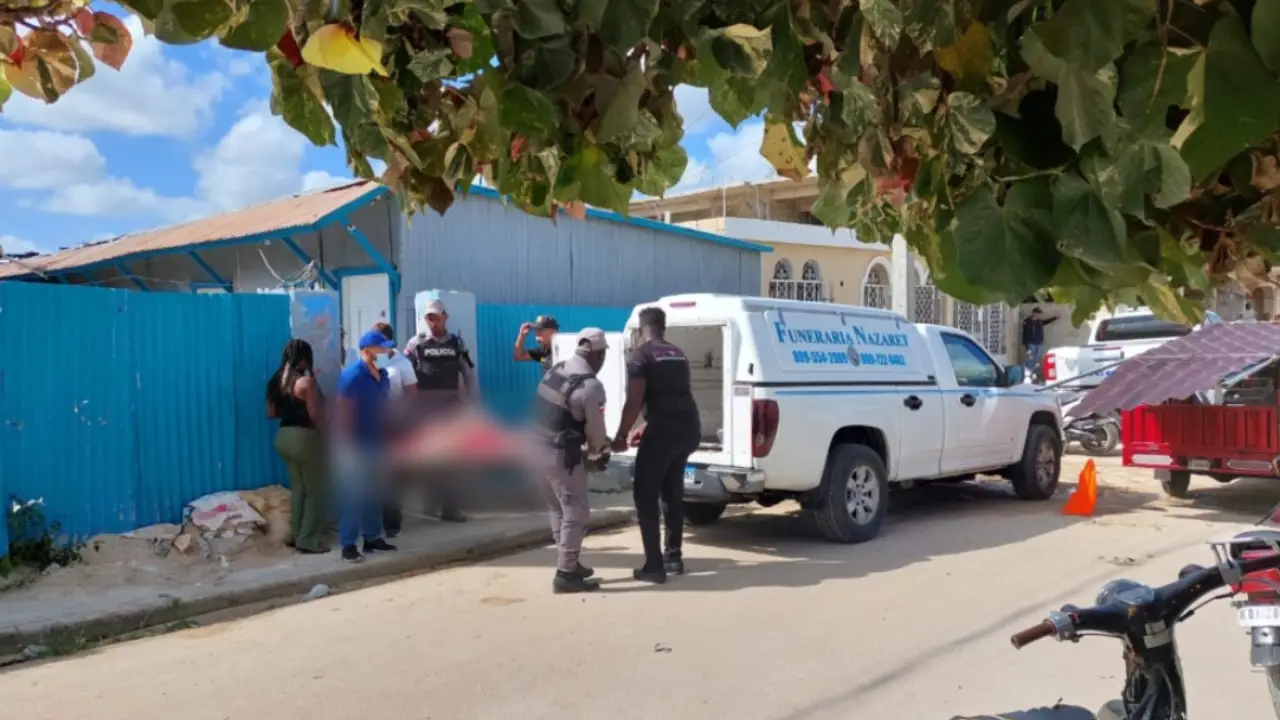 Adolescente en Higuey muere cargando su celular
