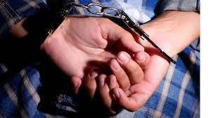 Policías apresan cuatro personas por robo.