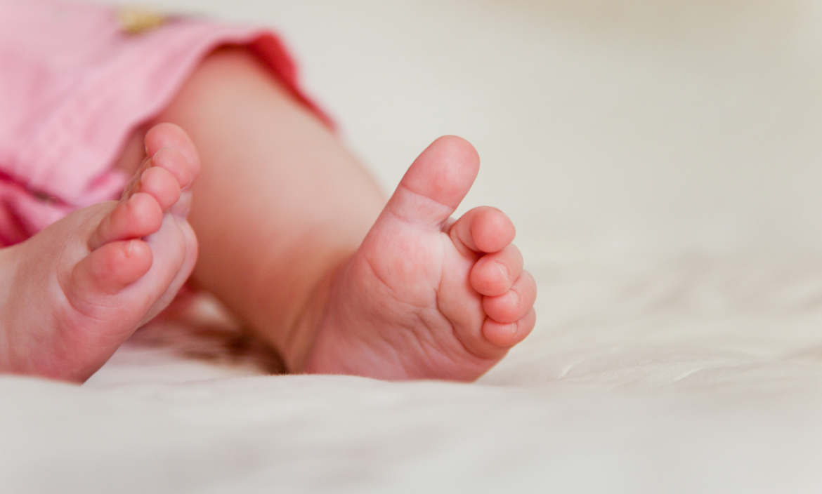 Muere bebé de 19 meses cuyos padres la dejaron sola más de un día