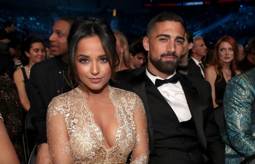 Novio de Becky G acepta que le fue infiel y pide perdón