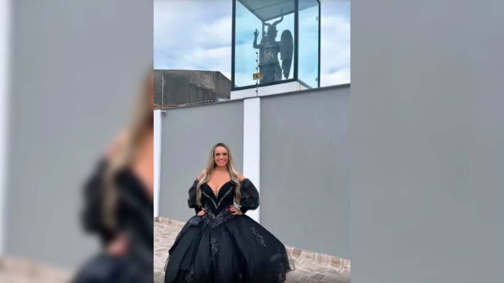 Mujer aterroriza a su vecindario con un demonio en su casa