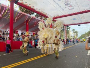 Celebran tradicional desfile del Carnaval en Malecón de Santo Domingo