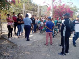 Comunitarios impiden entrada a Escuela Rancho Copey hasta que nombren personal