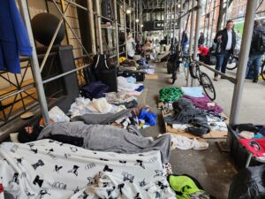 Personas migrantes venezolanas desalojadas de un hotel permanecen en la calle de Nueva York, en una fotografía de archivo.EFE/ Ruth E. Hernández